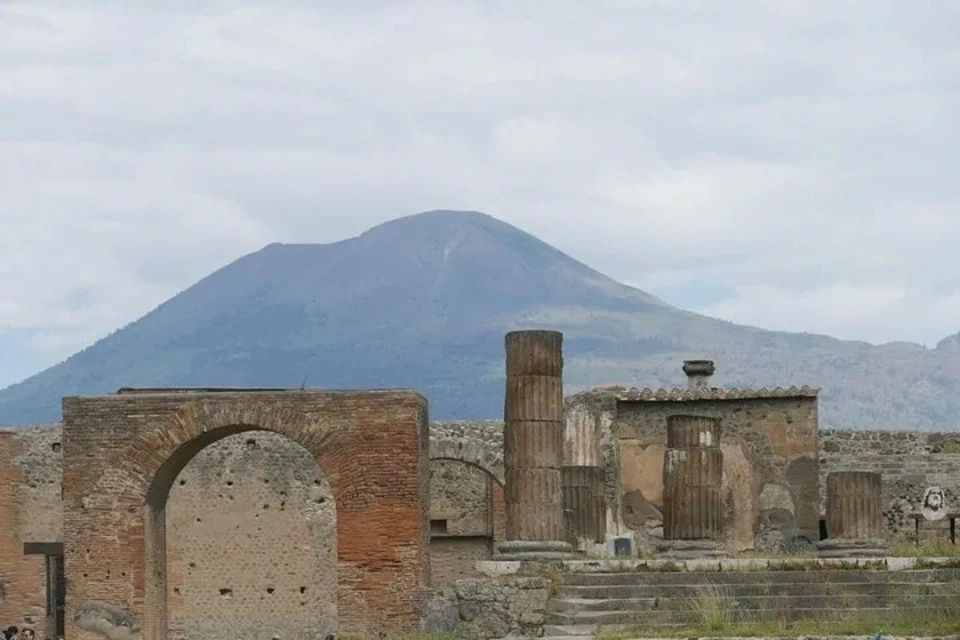 Pompeii and Naples Tour with Street Food Tasting
