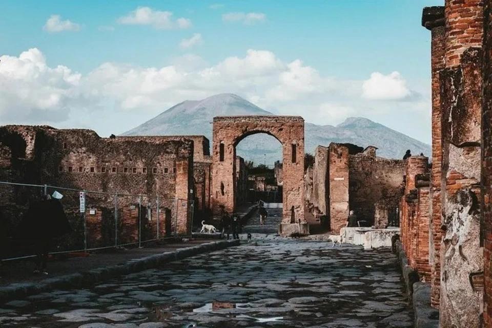Pompeii and Naples Tour with Street Food Tasting