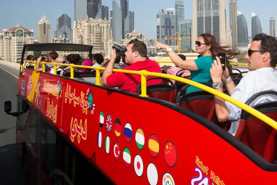 City Sightseeing: Sky Views + Dubai Aquarium + Dubai Hop-On, Hop-Off Bus Tour