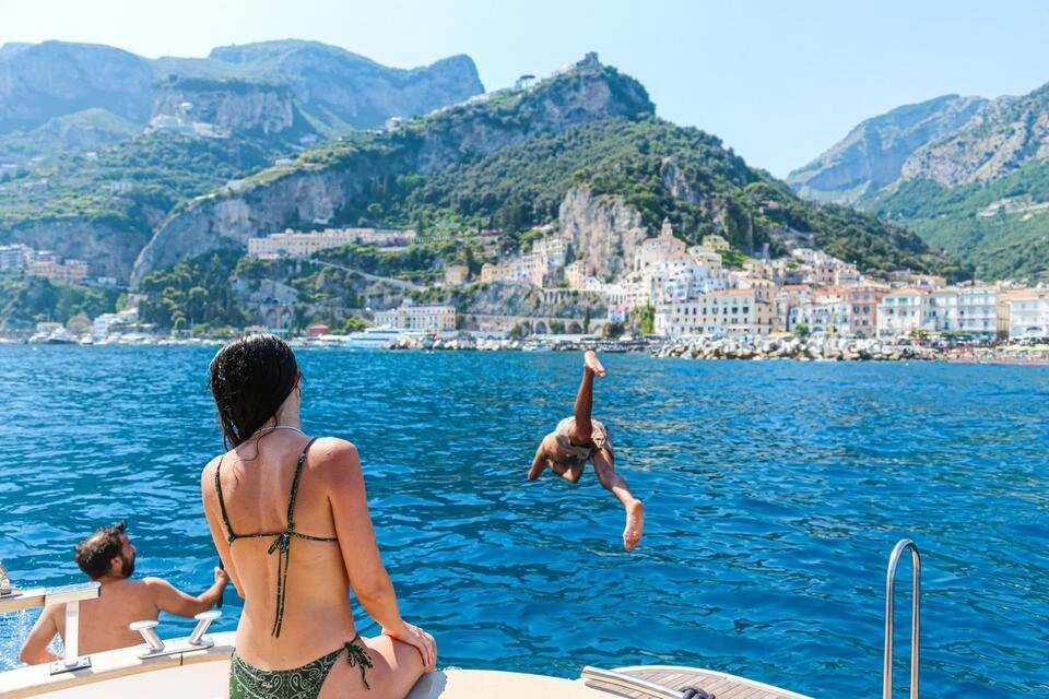Boat Tour of Amalfi Coast: Positano & Amalfi from Sorrento