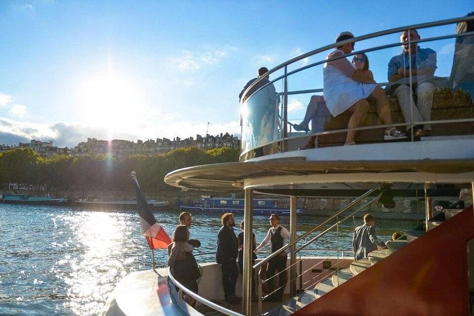 TooTBus Paris Smart Tour: Hop-on Hop-off Bus Ticket, Seine River Cruise and AI City Guide