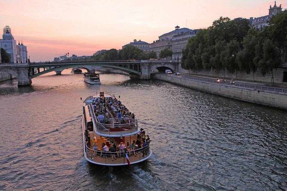 TooTBus Paris Smart Tour: Hop-on Hop-off Bus Ticket, Seine River Cruise and AI City Guide