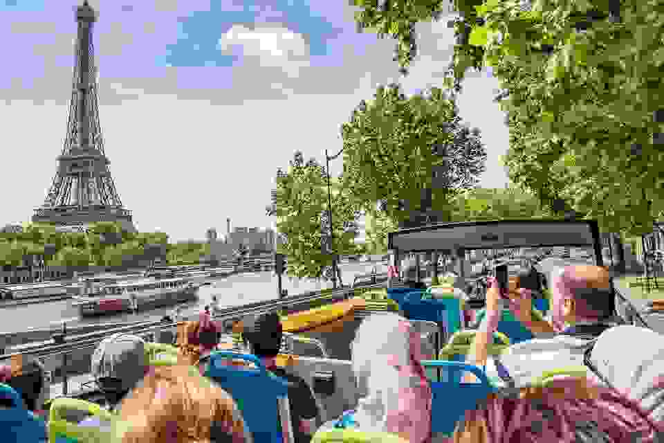 TooTBus Paris Smart Tour: Hop-on Hop-off Bus Ticket, Seine River Cruise and AI City Guide