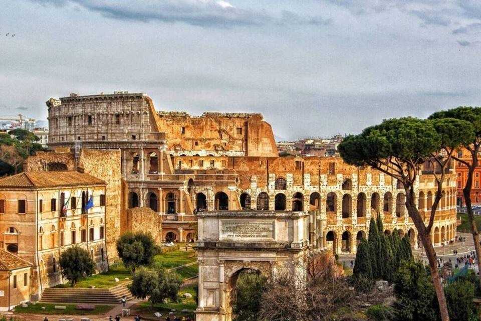 Hosted Access to the Colosseum with Audio Tour