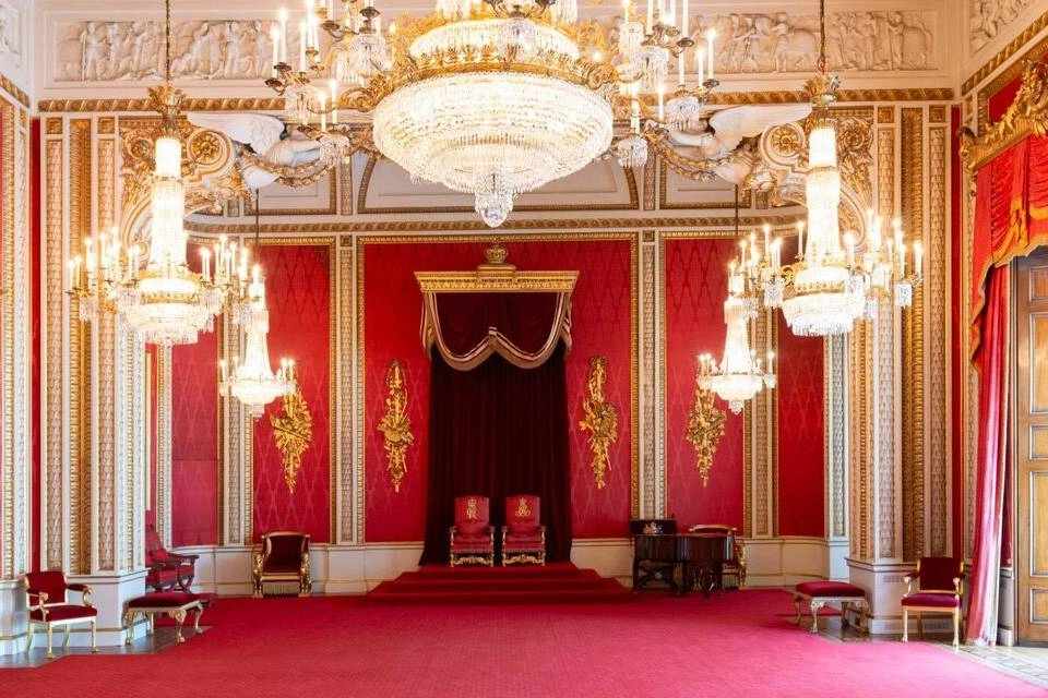 Buckingham Palace & Crown Jewels of London Tour