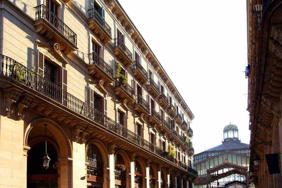 Barcelona Markets, Taverns & Tapas Tour Small Group