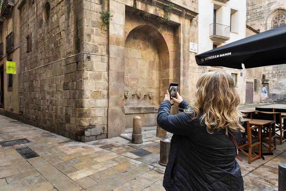 Barcelona Markets, Taverns & Tapas Tour Small Group