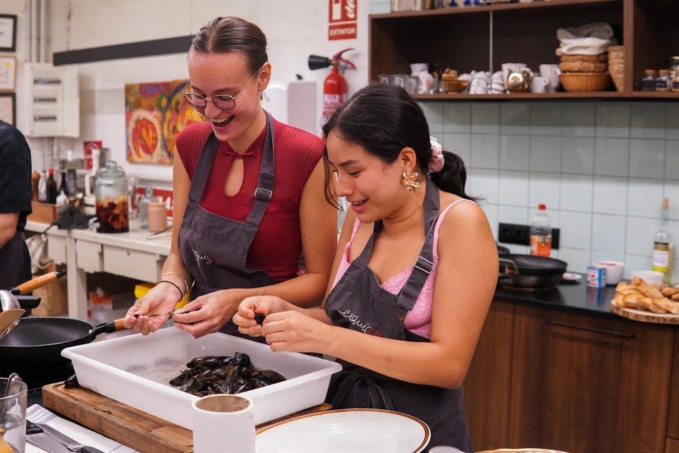 Gaudí Highlights & Paella Cooking Class Small Group