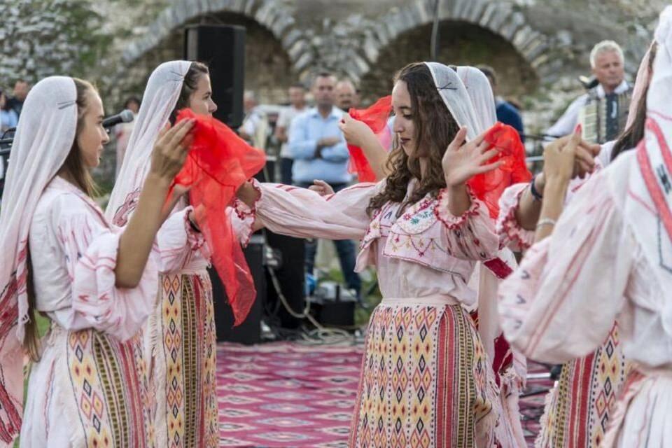 Gjirokaster Walking Tour Baazar – The Castle – Zekate House
