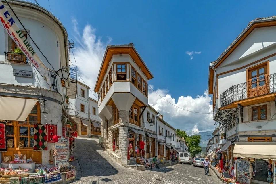 Guided Walking Tour of the Old Baazar, Cfake, Dunavat and Ali Pasha Bridge