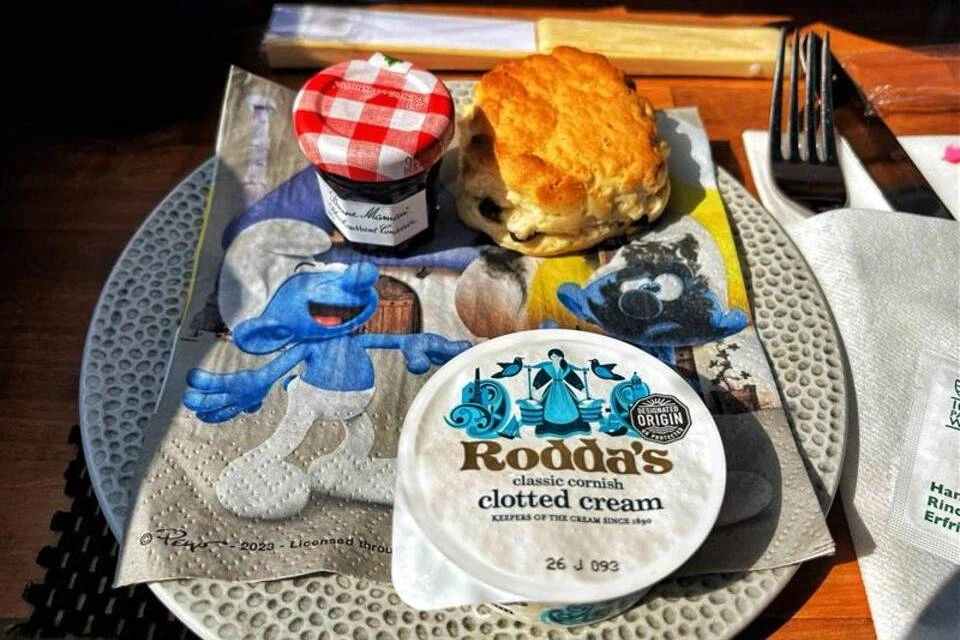 Golden Tours: The Smurfs London Afternoon Tea Bus Party Adventure