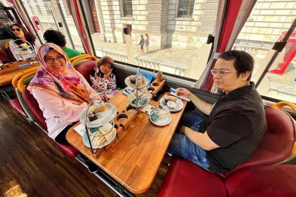 Golden Tours: The Smurfs London Afternoon Tea Bus Party Adventure