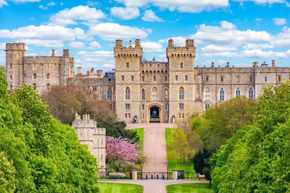 Golden Tours: Windsor Hop-On, Hop-Off Bus Tour with Cruise or Windsor Castle