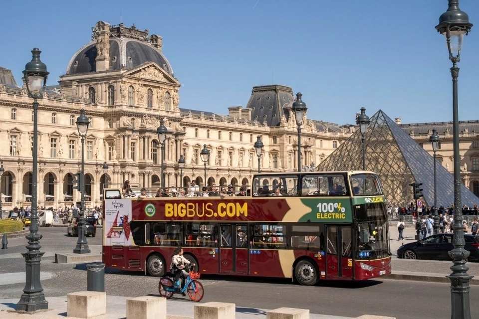 Big Bus Tours: Notre Dame Exterior Guided Tour + 24-Hours Hop-On, Hop-Off Bus Tour
