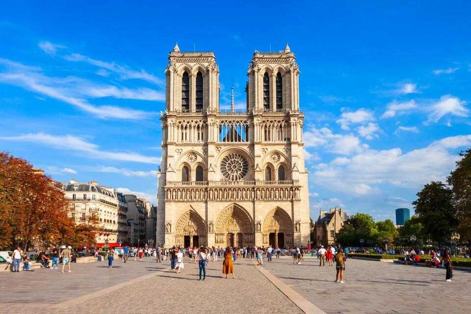 Big Bus Tours: Notre Dame Exterior Guided Tour + 24-Hours Hop-On, Hop-Off Bus Tour