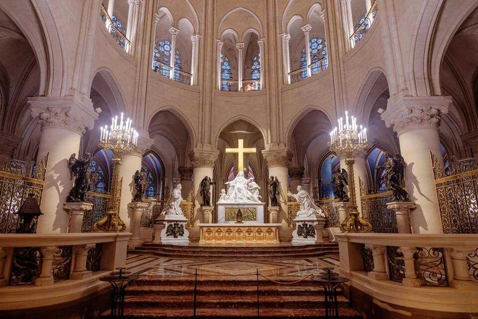 Big Bus Tours: Notre Dame Exterior Guided Tour + 24-Hours Hop-On, Hop-Off Bus Tour