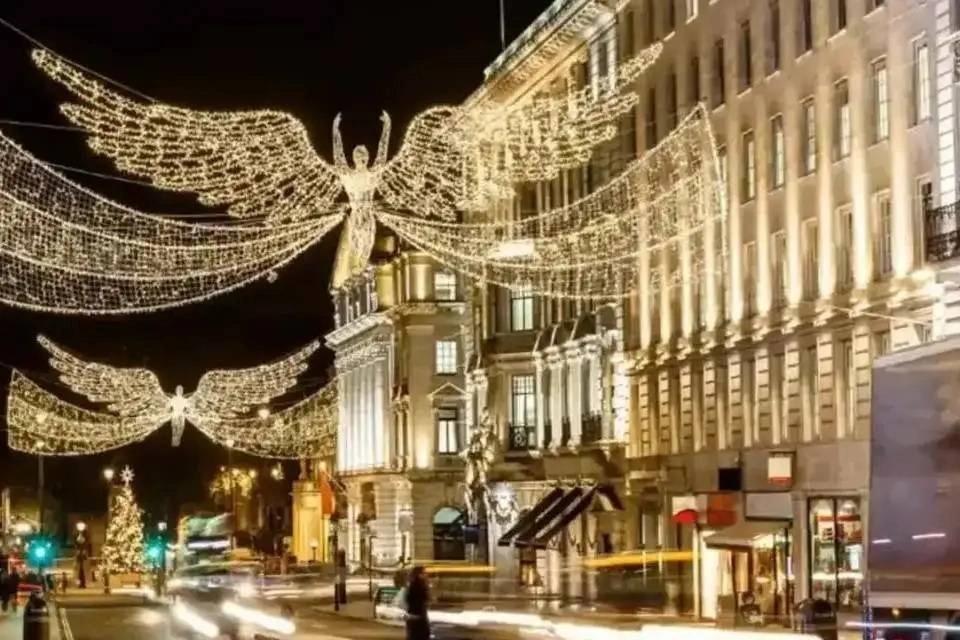 Golden Tours: Christmas Lights Bus Tour with Live Guide Ex-London Eye