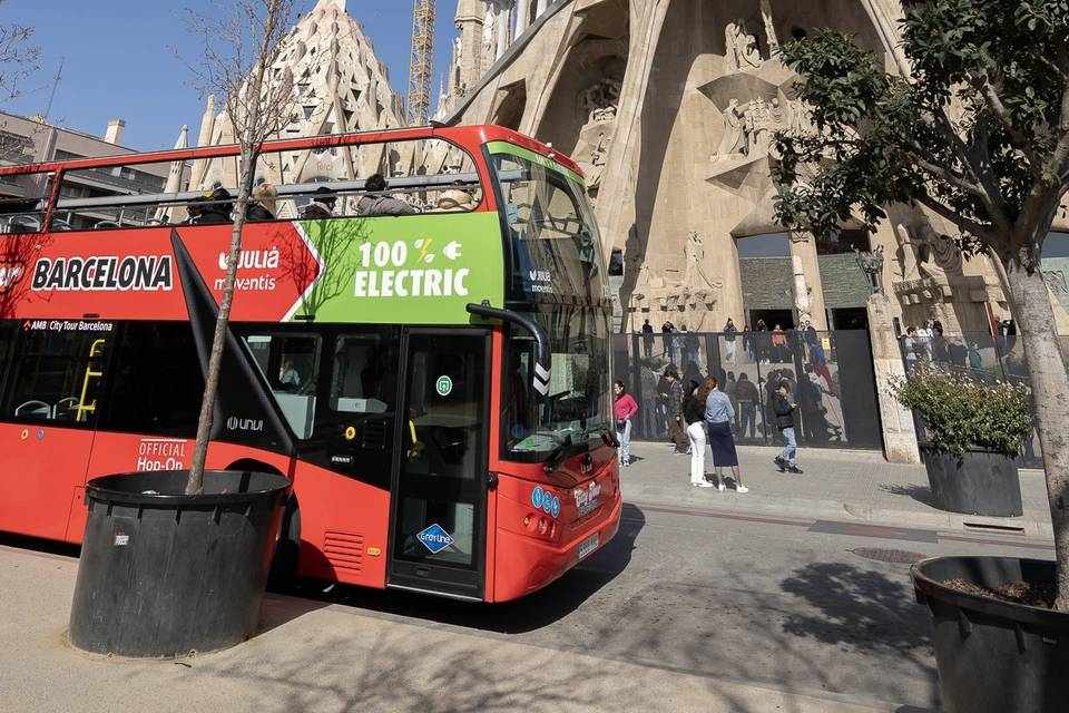 Barcelona City Tour: Hop-On, Hop-Off Bus Tour and Catamaran Cruise