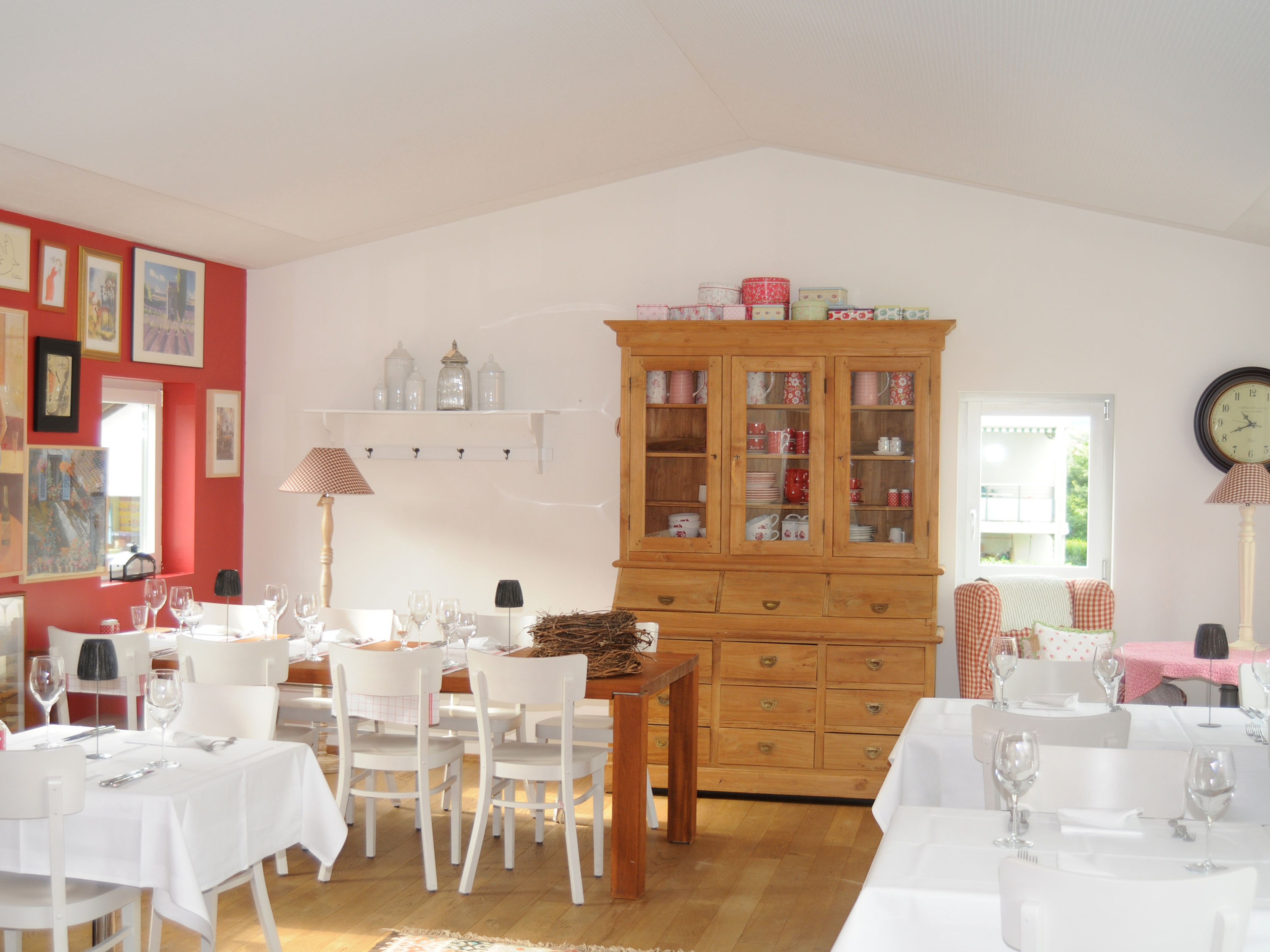 ENSEMBLE Tisch und Bar Holzhäusern 08