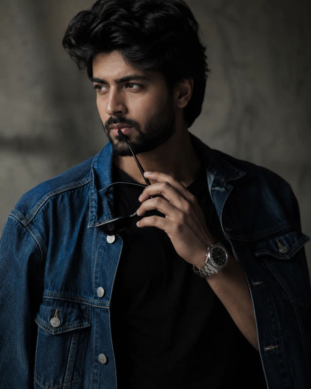 Confident Fashion Model Portrait with Denim Jacket and Sunglasses — Gemini prompt | pineprompts.com