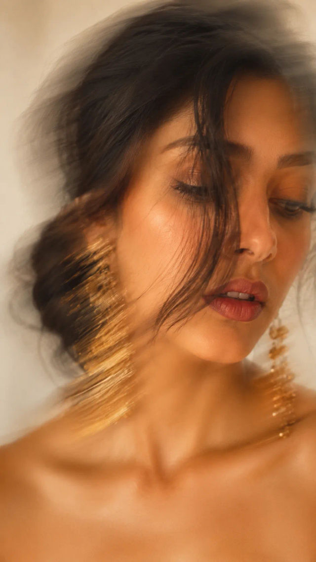 Ethereal Motion Blur Fashion Portrait of an Elegant Woman — ChatGPT prompt | pineprompts.com