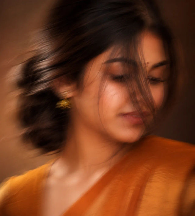 Dreamy Motion Blur Portrait of Elegant Woman — ChatGPT prompt | pineprompts.com