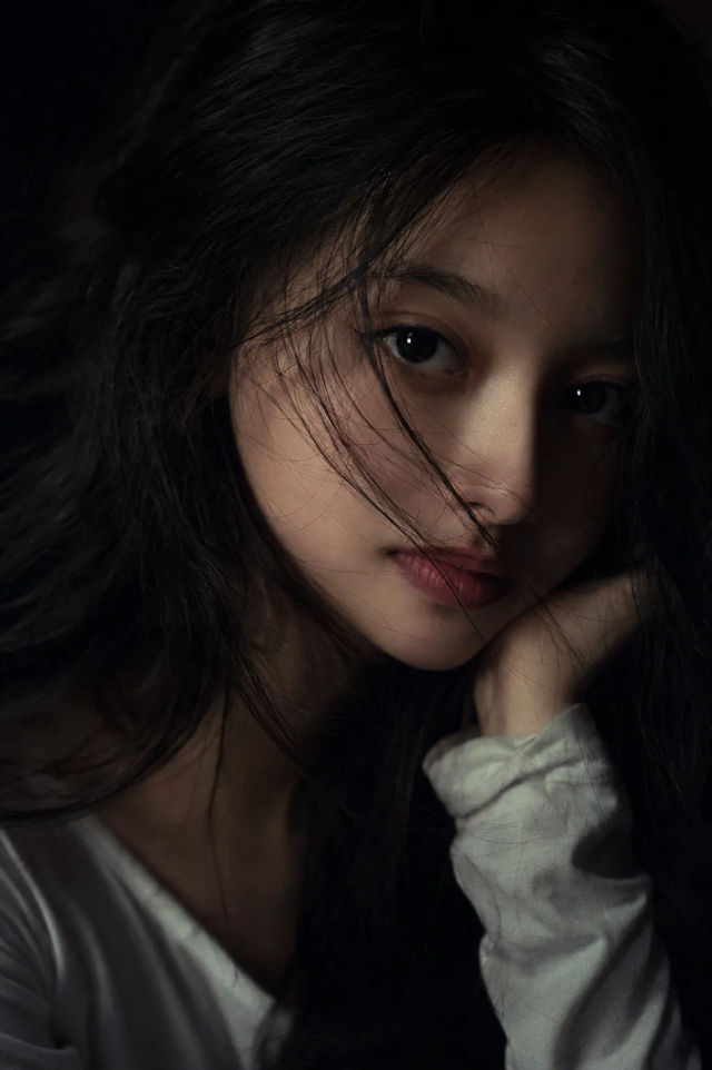 Moody Editorial Beauty Portrait — ChatGPT prompt | pineprompts.com