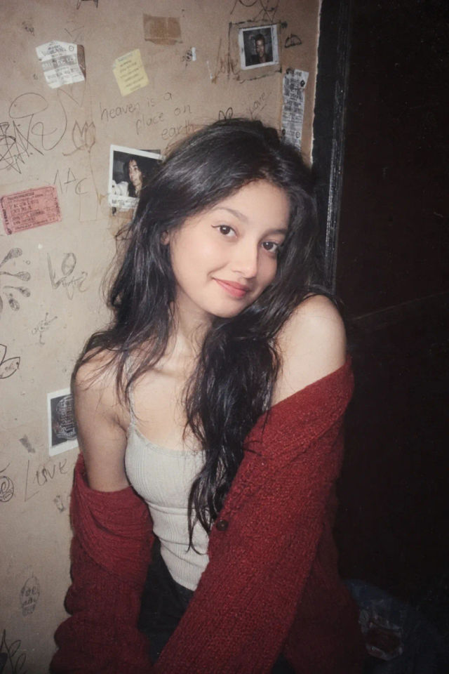 90s Flash Candid Portrait — ChatGPT prompt | pineprompts.com