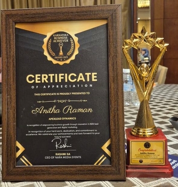 Anitha Raman with Visionary Entrepreneur of the Year award for lead generation and marketing excellence