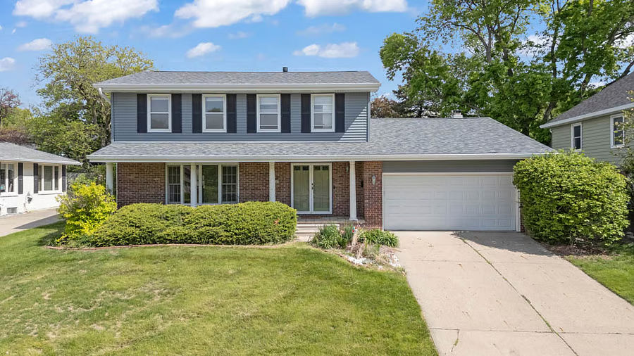 Beautiful West Des Moines home- Centrally located.