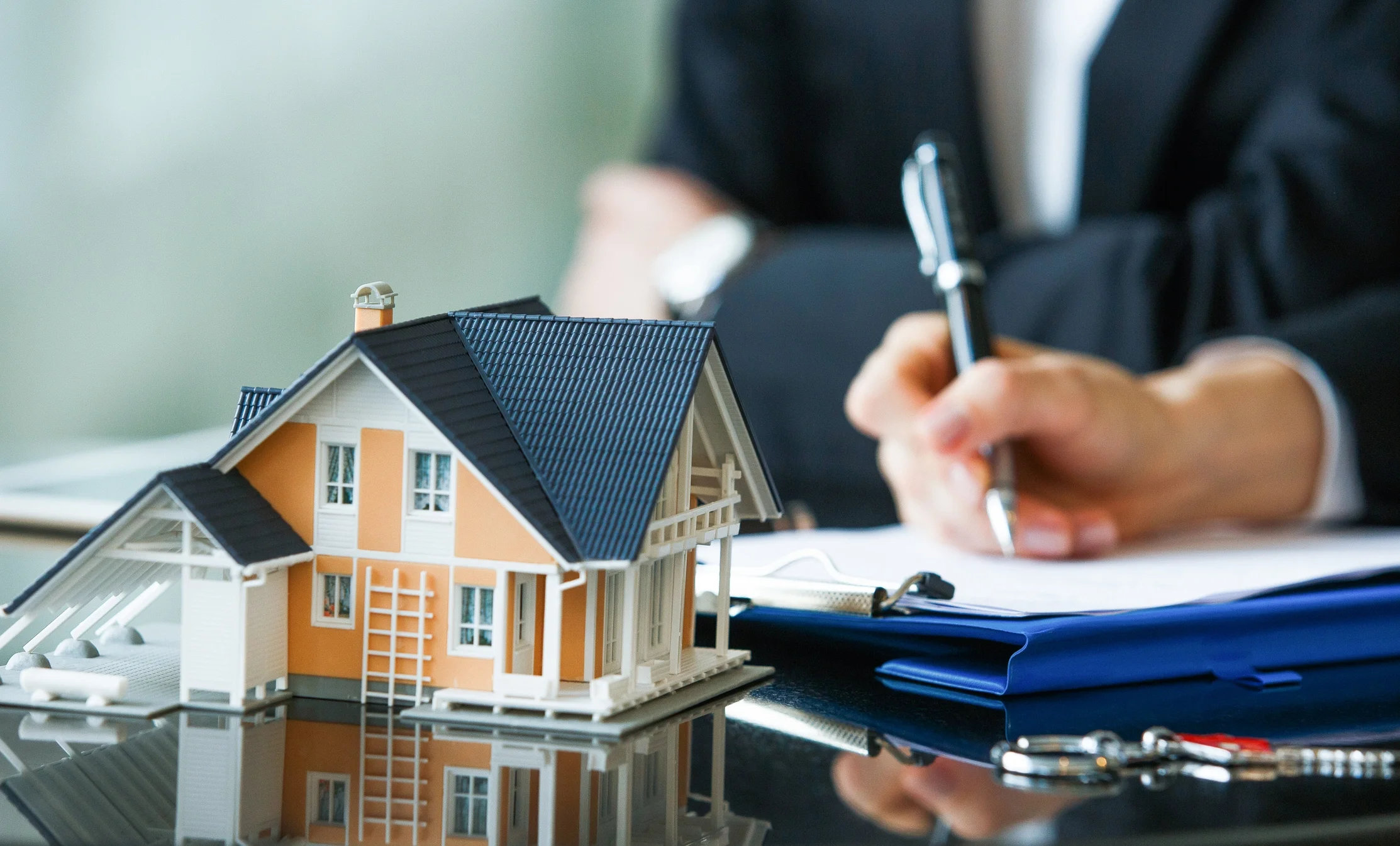 contract-mortgage-documentsigning-writing-model-home.webp