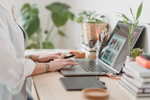 woman-typing-on-computer_Z32tPL7c2.webp