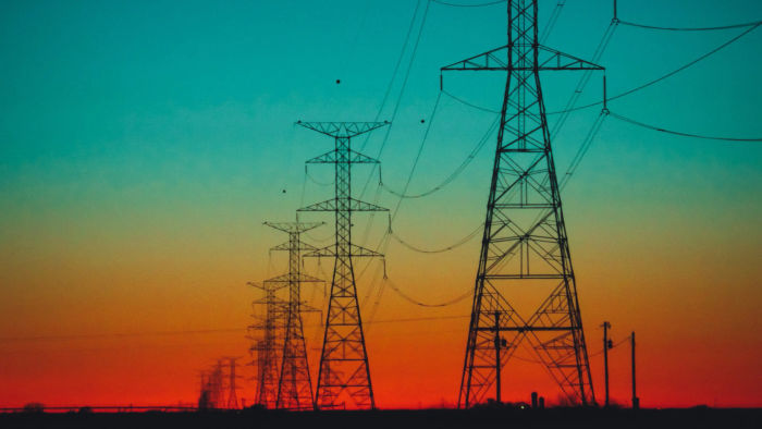 um desenho no horizonte de uma rede de eletricidade simbolizando a conexão do sqlite e github actions