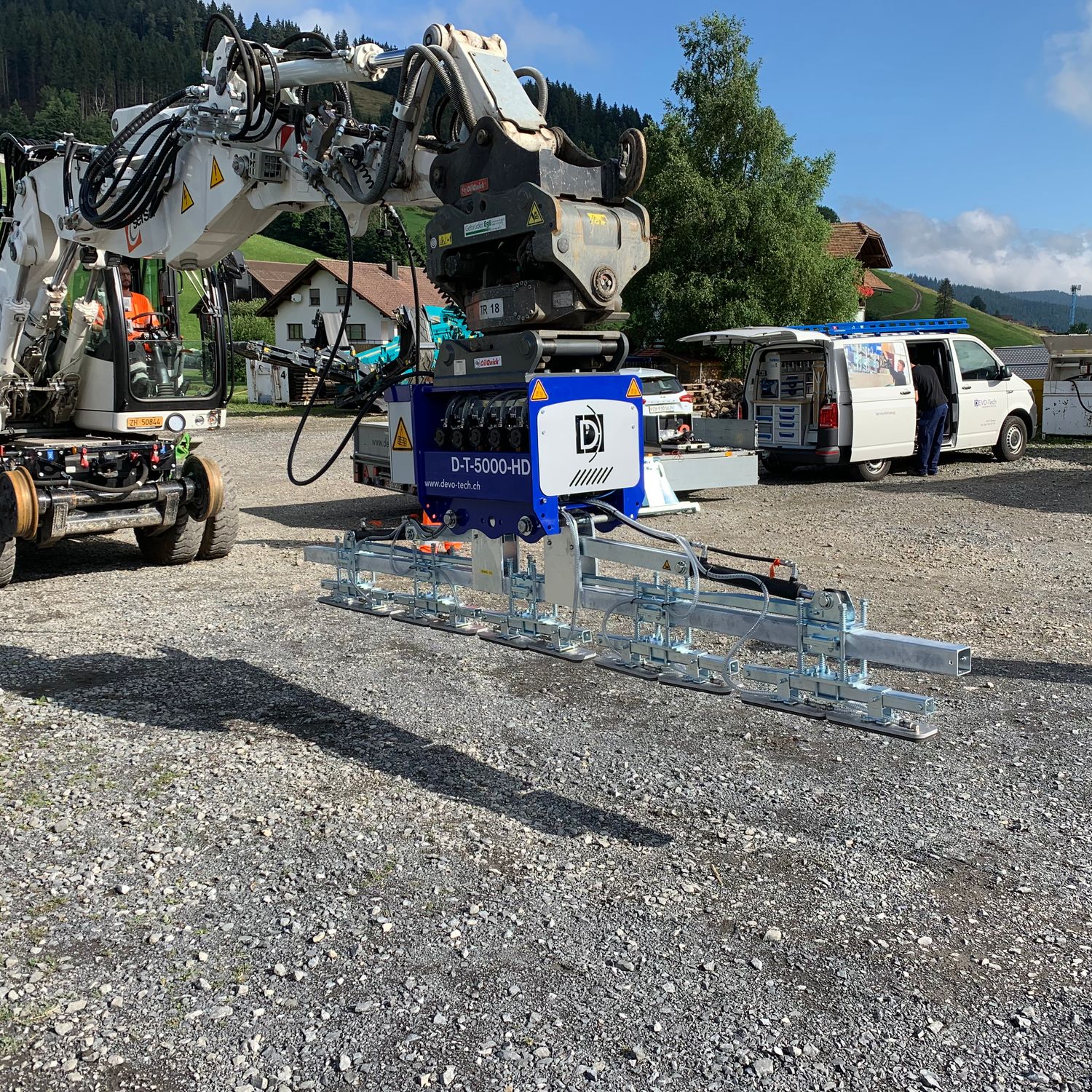 D-T-5000-HD Vakuumhebegerät mit Kabeltunnelaufsatz im Einsatz D-T-5000-HD Vakuumhebegerät mit Kabeltunnelaufsatz im Einsatz