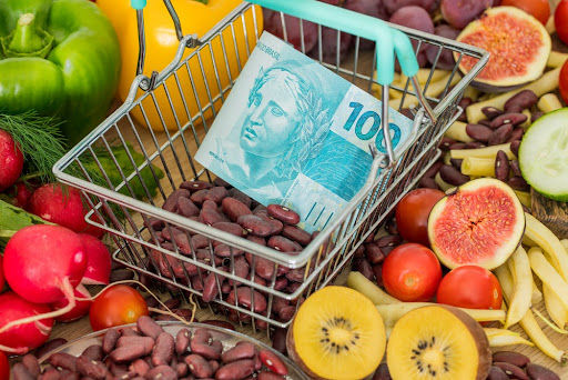 Há 20 anos, era possível comprar 58 kg de feijão com R$ 100, mas hoje o mesmo valor compra apenas 13 kg. (Fonte: Shutterstock/Andrzej Rostek/Reprodução)