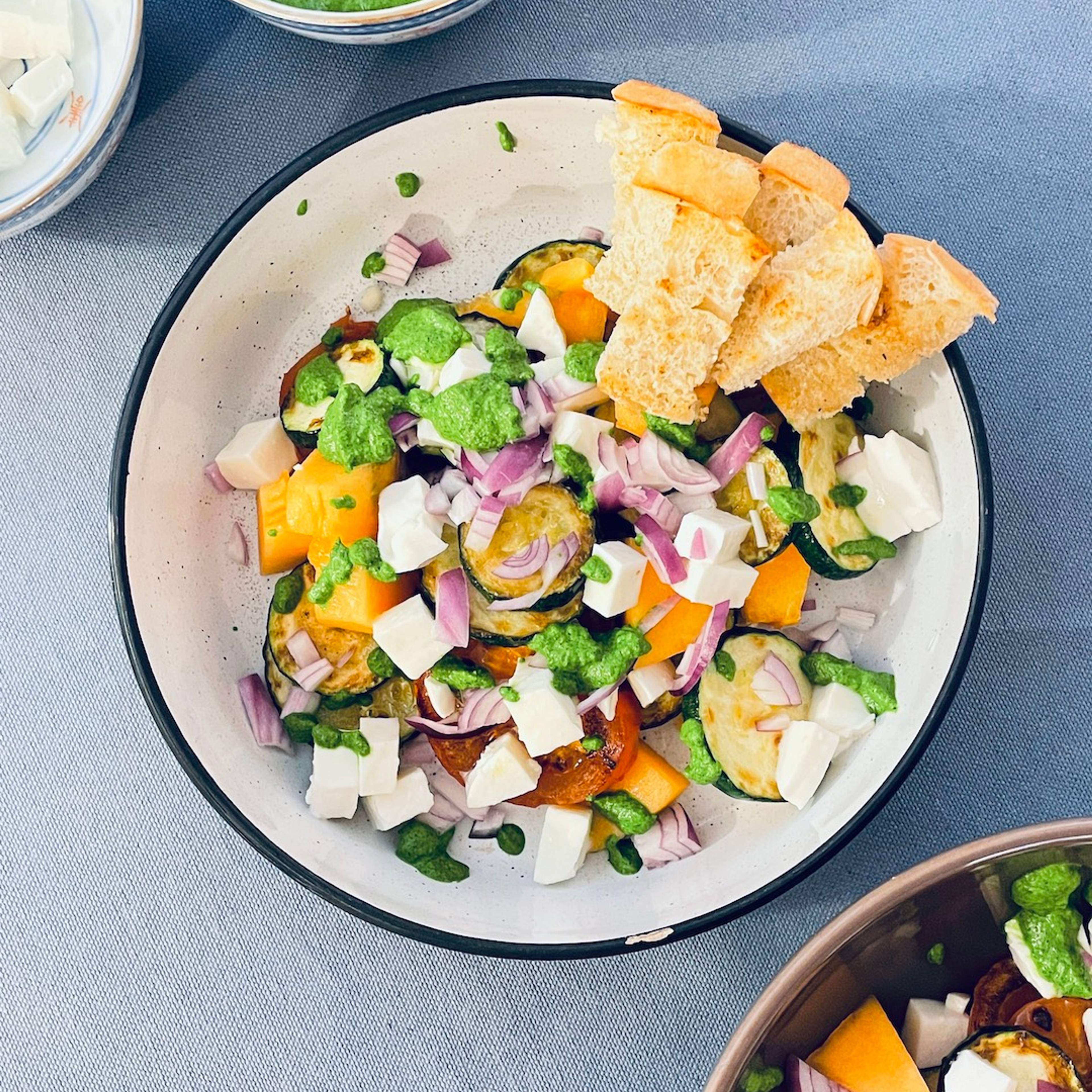 Salade estivale : melon, courgette snackée, pesto de roquette