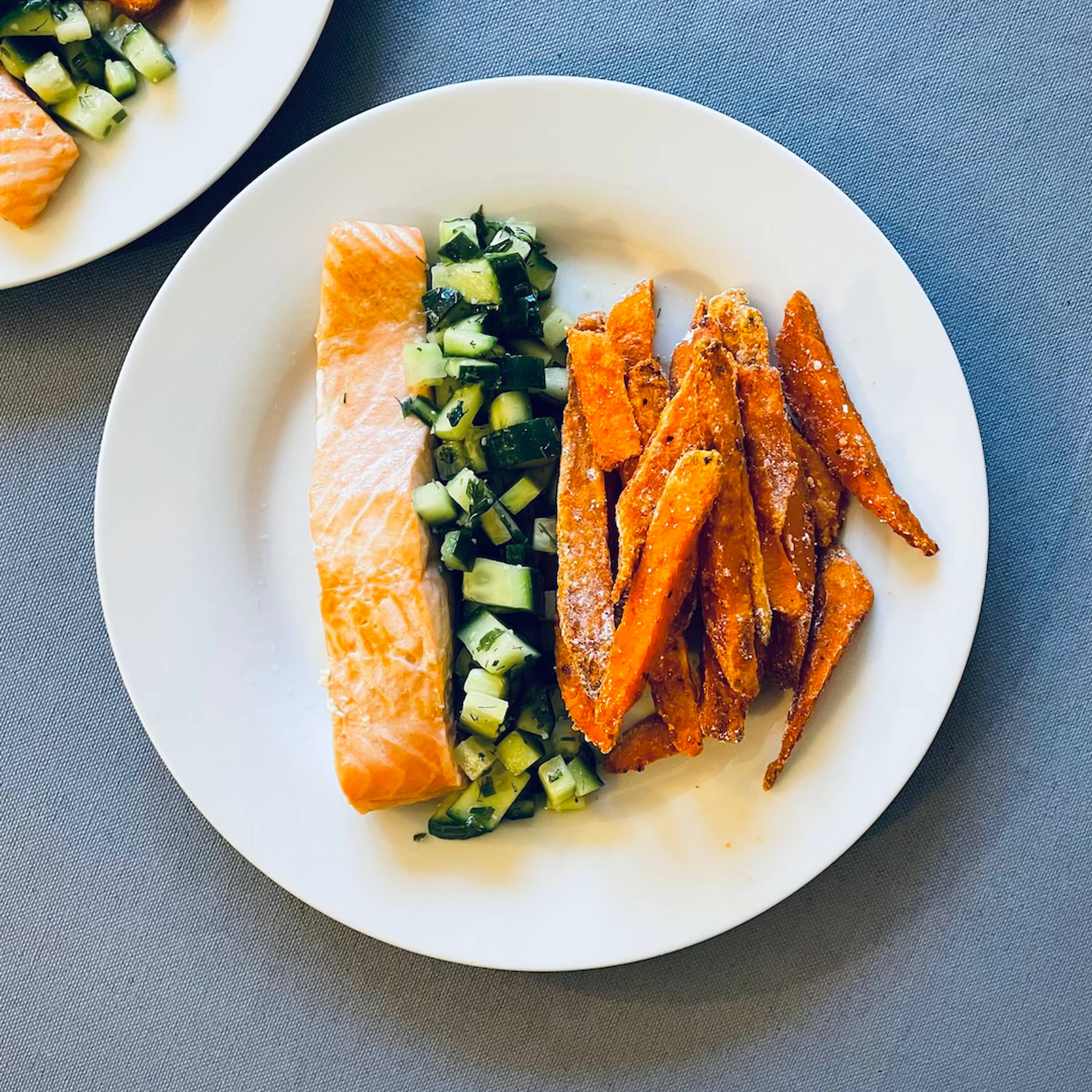 Saumon à l'unilatéral, concombre aux herbes, frites de patate douce