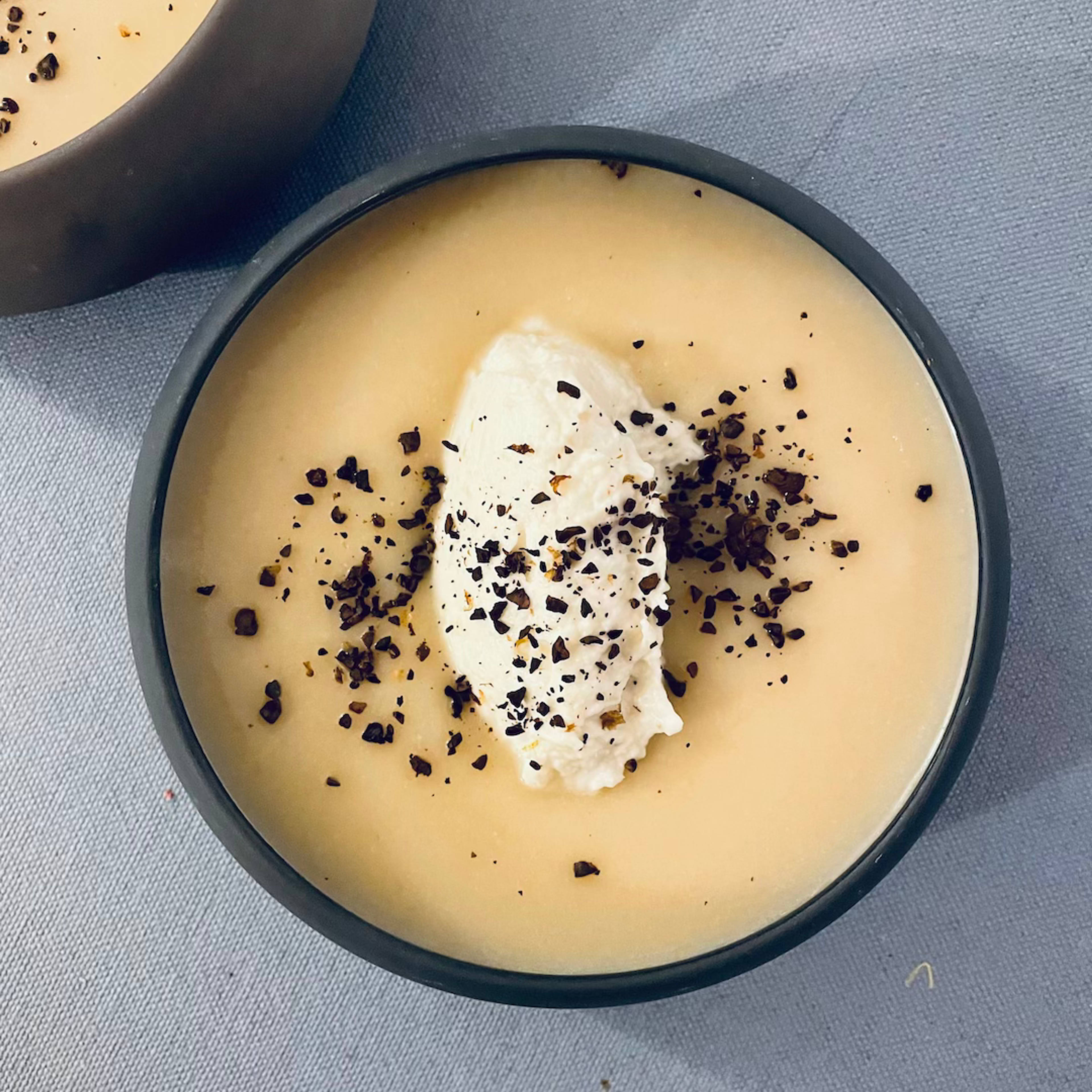 Velouté de chou-fleur au café, fraîche quenelle de mascarpone