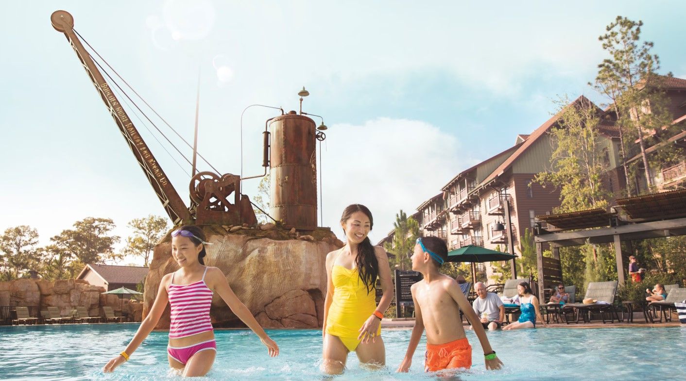 Crianças na piscina exclusiva do resort DVC
