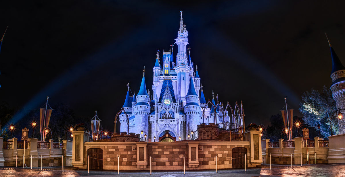 Castelo da Cinderela iluminado à noite durante o Extended Evening Hours no Magic Kingdom