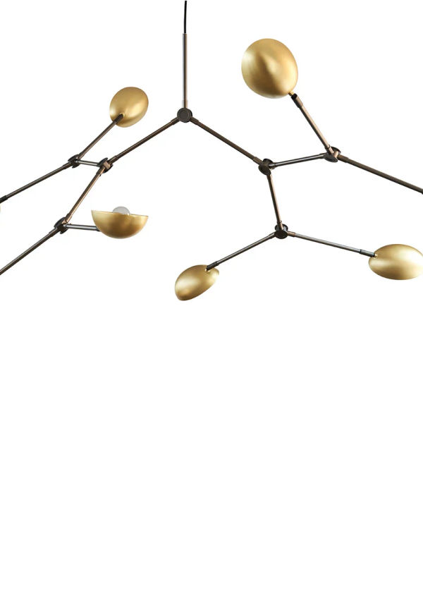 Guldfärgad 101 Copenhagen-lampa i söt modell.