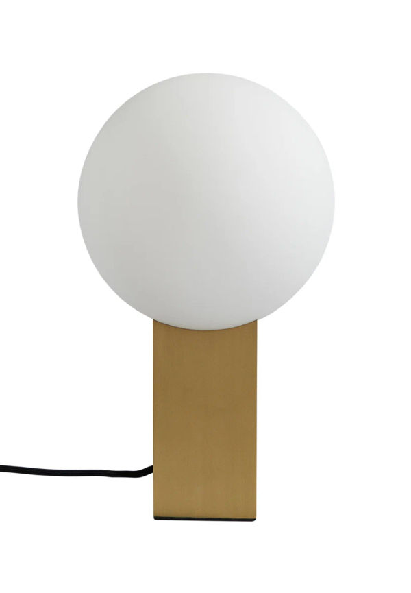 Jättefin bordslampa i guldfärgat från 101 Copenhagen.