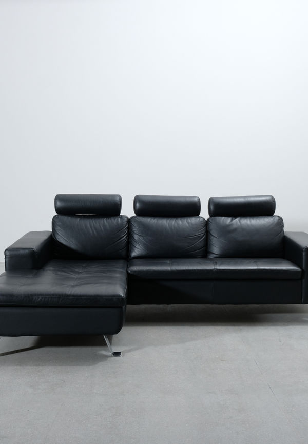 Svart soffa som passar perfekt till sommaren 2025!