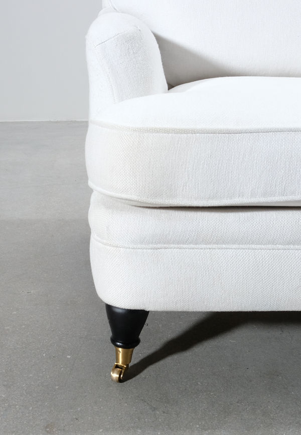 Vit No brand-soffa i fin modell.