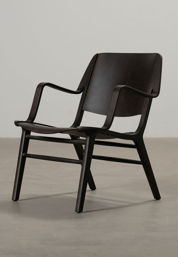 Mörkbrun &Tradition-fåtölj i komfortabel modell.