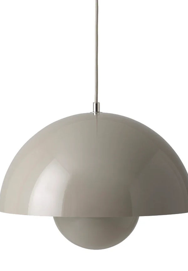 Komfortabel taklampa i grått från &Tradition.