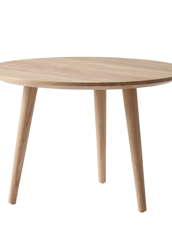 Moderiktig beige soffbord 2025 från &Tradition.