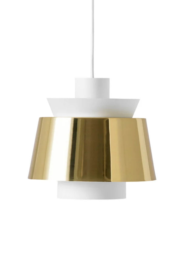 Stilriktig lampa i guldfärgat från &Tradition.