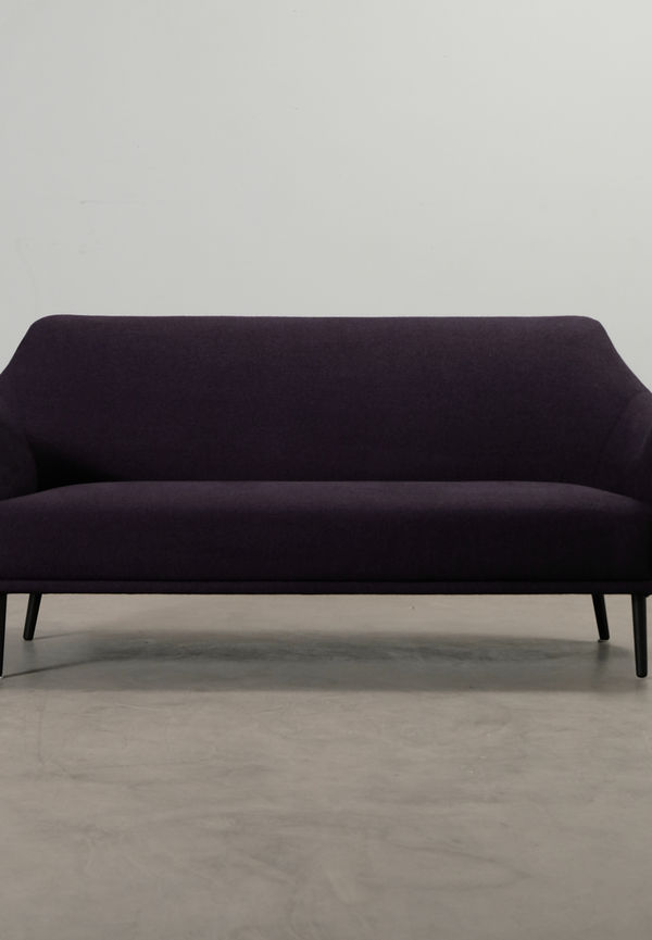 Smickrande soffa i svart från Adea.