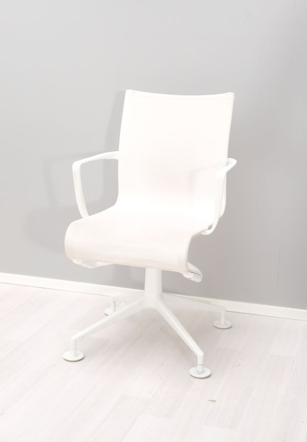 Fantastiskt fin konferensstol i vitt från Alias.